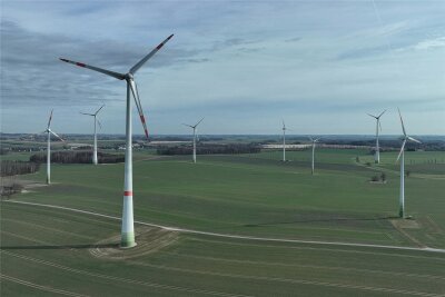 250 Meter hohe Windräder bei Erlau: Stehen sie 2026? - Blick auf die vorhandenen Windkraftanlagen zwischen Erlau und Crossen – hier eine Aufnahme vom Frühjahr 2023. Drei neue Windräder sollen im Windpark errichtet werden.