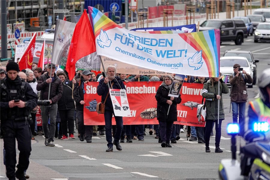 250 Teilnehmer beim Chemnitzer Ostermarsch - Zum 35. Mal hat in Chemnitz ein Ostermarsch stattgefunden. Dazu aufgerufen hatte die Chemnitzer Friedensinitiative.