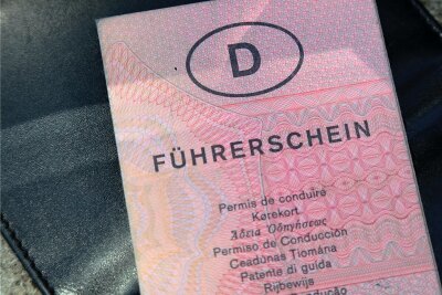 26.000 Papierführerscheine müssen im Landkreis Zwickau gewechselt werden - Wer seinen Papierführerschein behält, riskiert ein Verwarngeld. 