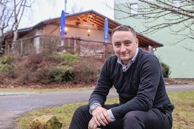 26-Jähriger ist neuer Wirt der Totenstein-Alm im Rabensteiner Wald - Die Autobahn ist eigentlich nicht weit weg und trotzdem steht die Totenstein-Alm mitten im Wald. Neuer Betreiber ist Alexander Krauß. Vor zwei Monaten übernahm der Jahnsdorfer das Ausflugslokal. 