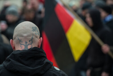 26-Jähriger zeigt Hitlergruß gegenüber einer Gruppe Jugendlicher - 