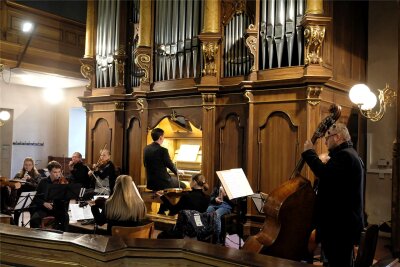 Kantor Andreas Kamprad eröffnet das ersten Konzert zur Orgelweihe.