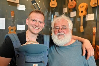 Ukulele-Sammler Axel Müller (rechts) traf bei der Vernissage zur Ausstellung Tom Ziegenspeck, der 2015 an der Merzvilla seine Masterarbeit über eine Harfen-Ukulele schrieb und ein solches Instrument auch baute.