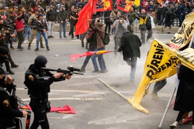 Türkische Polizisten gehen gegen Demonstranten vor, als diese versuchen, den Taksim-Platz für eine nicht genehmigte Maikundgebung zu erreichen.