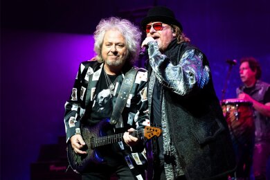Steve Lukather (Gitarre) und Joseph Williams (Gesang) von Toto sind mit ihren Fans in Würde gealtert.
