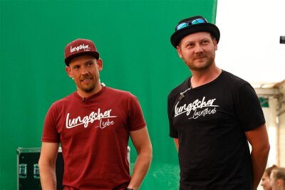 Bürgermeister Thomas Hetzel (re.) und Festorganisator Ronald Haß haben die richtige Kleidung parat.