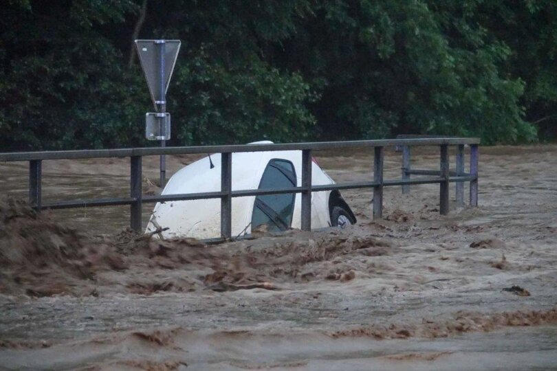 Überschwemmte Straßen, mitgerissende Autos: Sinnflutartige Regenfälle haben in der Nacht erneut für zahlreiche Überschwemmungen in Österreich geführt.