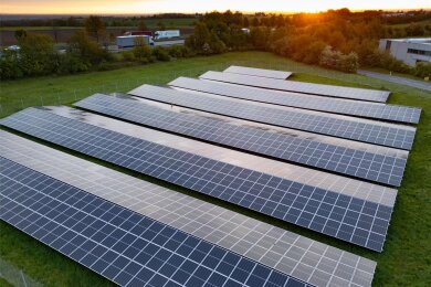 Eine PV-Anlage auf einem Firmengelände in Wilsdruff bei Dresden. 55 Prozent der befragten Sachsen finden Solarparks gut. Vor zwei Jahren waren es 57 Prozent.