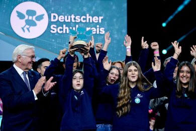 Bundespräsident Frank-Walter Steinmeier übergibt den Hauptpreis bei der Verleihung das Schulpreises 2023 an Schüler der Mittelschule Erlangen Eichendorffschule aus Bayern.
