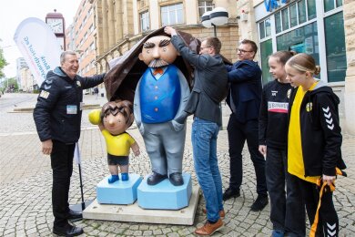 Die neuen Vater-und-Sohn-Figuren vor der VR-Bank an der Bahnhofstraße sind dem zweitgrößten Verein Plauens, dem SV 04 Oberlosa, gewidmet.