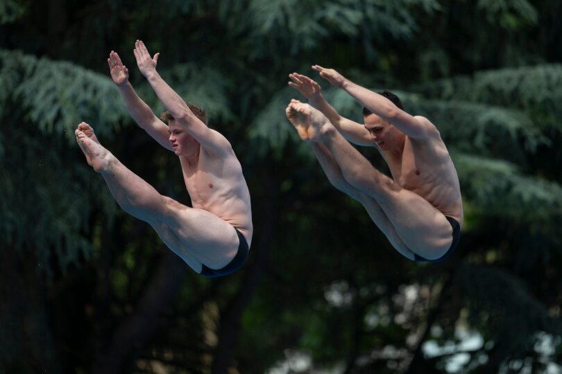 Das erfordert Körperspannung: Die deutschen Synchronspringen Jonathan Schauer (l) und Lou Massenberg (r) zeigen bei der Schwimm-EM in Belgrad ihr Können.
