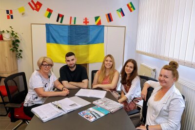 Von links: Svitlana, Eldar, Lidiia, Ivanna und Tetiana laden zum Freundschaftspicknick ein.