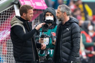 Trainer Julian Nagelsmann (l) von München und Trainer Marco Rose von Dortmund stehen vor dem Spiel zusammen.