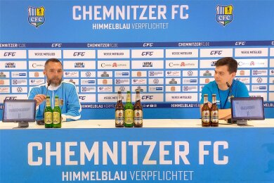 CFC-Chefcoach Christian Tiffert (l.) blickte am Freitag mit Pressesprecher Ulli Ludwig (r.) auf das Spiel bei Hertha BSC II.