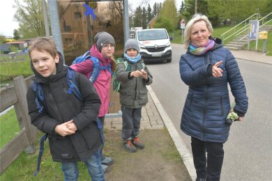 Die meisten Oberreichenbacher Kinder, hier im Bild mit Kathleen Benkert-Oppelt, müssen bis zur Bushaltestelle im Dorf einen teils gefährlichen Schulweg zurücklegen.