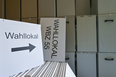 Wahlurnen und -schilder stehen in einem Lager der Stadtverwaltung der kreisfreien Stadt Frankfurt (Oder).