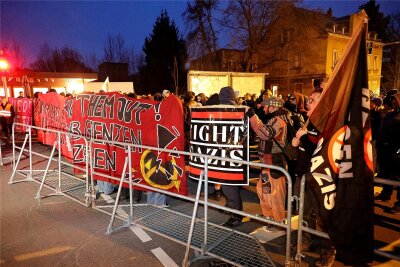 260 Demonstranten gegen Kundgebung von Martin Sellner bei rechtsextremen Identitären in Chemnitz - Rund 260 Demonstranten folgten am Freitag dem Aufruf der Initiative „Chemnitz Nazifrei“ zur Demo in Schönau.