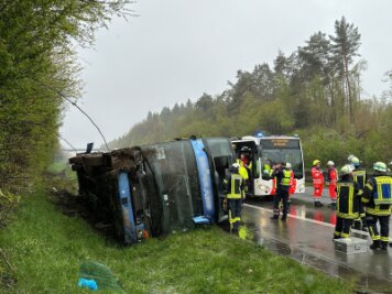 27 Jugendliche bei Busunfall verletzt - Ein Reisebus mit Schülern ist am Sonntagmorgen auf der Autobahn 45 im Sauerland umgestürzt. .