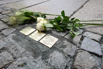27 neue Stolpersteine: Chemnitz erinnert an Opfer der NS-Zeit - Die neuen Stolpersteine erinnern unter anderem an Angehörige des langjährigen Vorsitzenden der Jüdischen Gemeinde, Siegmund Rotstein.