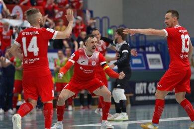 Finale, wir kommen: Kapitän Christopher Wittig (Mitte) und seine Teamkollegen von HOT 05 Futsal haben gegen Regensburg knapp die Oberhand behalten.