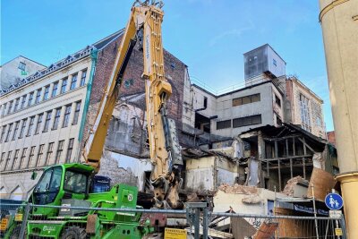 Der Anbau des Gebäudes wird zurzeit abgerissen. 