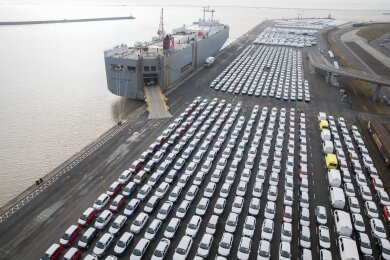 Fahrzeuge des Volkswagen Konzerns stehen im Hafen von Emden zur Verschiffung bereit. Volkswirte haben Deutschland als Wirtschaftsstandort ein schlechtes Zeugnis ausgestellt (Symbolbild).