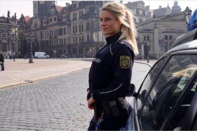 Ein Foto aus alten Zeiten: Adrienne Koleszár als Polizistin in der Dresdner Altstadt.