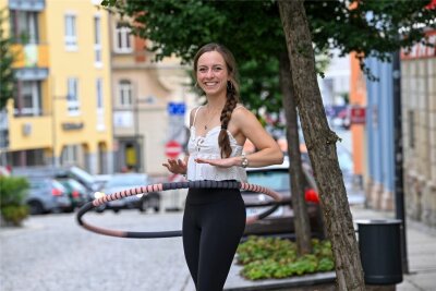 Alles begann mit Hula-Hoop-Videos. Diese teilte Jennifer Braun auf Instagram. Mittlerweile ist sie mit ihrem Reifen auch öfter in Limbach-Oberfrohna unterwegs.