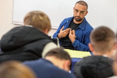 Bundestagsabgeordneter Kassem Taher Saleh (Grüne) stellt sich den Fragen der Schüler im Speisesaal der Hufeland-Oberschule.