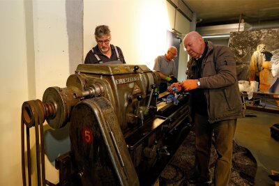 Ingo Saleski, Holger Hein und Konrad Geithner (v. l.) zählten am Samstag zu den Enthusiasten, die die alte Maschine auf Vordermann brachten.
