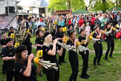 Die Milkauer Schalmeien, hier bei einem Auftritt in Hainichen, feiern am 10. und 11. Mai ihr Musikfest.
