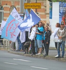 270 Teilnehmer bei Menschenkette - Menschen bildeten am Montagabend in Freiberg eine Kette entlang der Schillerstraße.