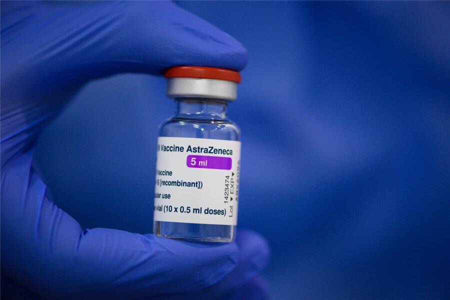 28-jährige Leipzigerin verklagt Impfstoffhersteller AstraZeneca - Millionen von Menschen sind mit AstraZeneca geimpft worden. Nun muss sich der Hersteller vor dem Oberlandesgericht in Dresden verantworten.