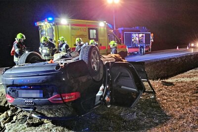 28-Jähriger bei Unfall in Chemnitz-Klaffenbach schwer verletzt - Der Audi kippte aufs Dach. Wegen des Unfalls war die B95 zwischen Burkhardtsdorf und Chemnitz gesperrt.