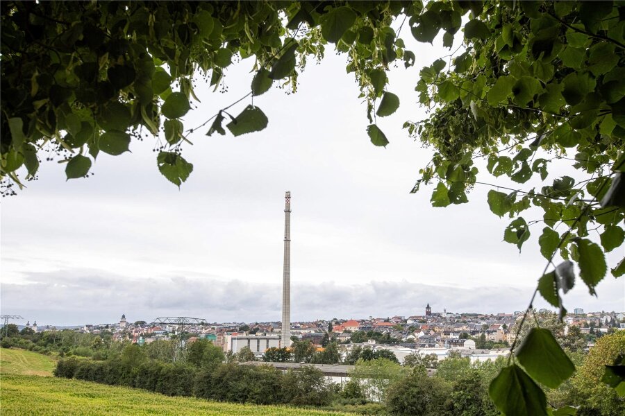28-Jähriger klettert auf den Schornstein an der Plauener Hammerstraße: Das war der Grund - Der Schornstein an der Hammerstraße in Plauen ist das höchste Bauwerk im Vogtland.