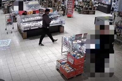 28-jähriger Sachse erstochen: Zeigt ein Video jetzt den Täter? - Eine Überwachungskamera zeigt, wie Tim S. um kurz nach 21 Uhr noch in einem Rewe-Markt in Görlitz einkaufen war.