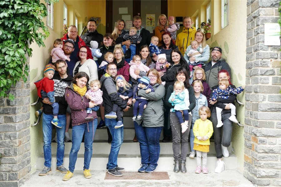 28 Neuankömmlinge in Gelenau begrüßt - Viele Eltern der 28 Gelenauer Babys, die 2022 geboren wurden, folgten der Einladung von Knut Schreiter.