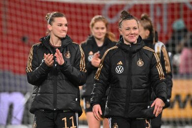 Mit den Rückkehrerinnen Alexandra Popp (I) und Marina Hegering geht Bundestrainer Horst Hrubesch in die EM-Qualifikationsspiele gegen Polen.