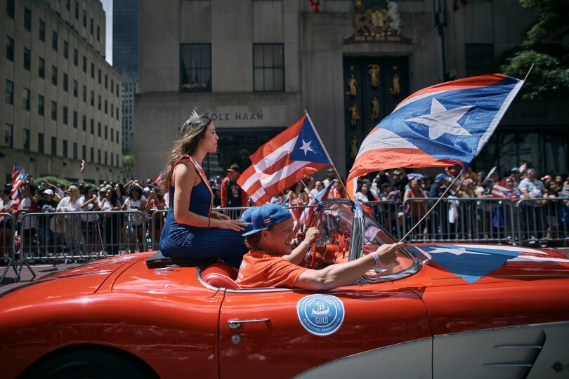 Das sieht nach Spaß aus: eine Parade zum Tag von Puerto Rico. Feiernde ziehen die Fifth Avenue entlang und lassen sich bewundern.