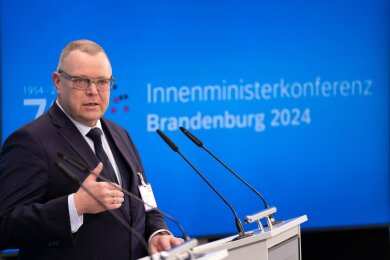 Brandenburgs Innenminister Michael Stübgen (CDU) spricht nach der symbolischen Staffelstab-Übergabe durch Berlins Innensenatorin Spranger für den Vorsitz der Innenministerkonferenz 2024 während einer gemeinsamen Pressekonferenz.