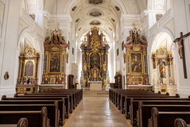 Blick in den Kirchenraum und auf den Altar der Stadtkirche Sankt Oswald.
