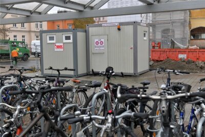 Am Bahnhof Freiberg stehen aufgrund von Baumaßnahmen WC-Container auf dem Vorplatz. Ab wann haben diese geöffnet?