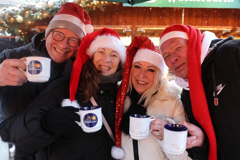 Matthias Urbansky, Karoline Peschker, Birgit Bethke und Roberto Teske (v.l.n.r.) waren am Dienstag zur Eröffnung des Zwickauer Weihnachtsmarktes mit dabei. Der erste Glühwein schmeckt immer am besten.