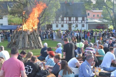 Die Festwiese in Hilbersdorf war zum Hexenfeuer am Dienstag rappelvoll.