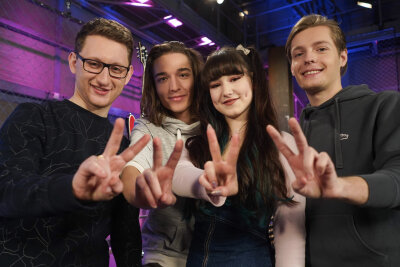 Die Kandidaten Samuel Rösch, Eros Atomus Isler, Jessica Schaffler und Benjamin Dolic (von links), Finalisten der Castingshow "Voice of Germany".