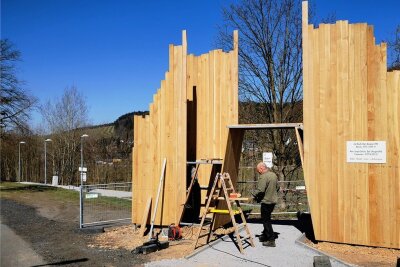 Das erste Portal an der Blockline-Strecke wird derzeit aufgebaut. Holzdesigner Jan Hauffe aus Nassau bekam den Auftrag für die neun Tore, Hans-Jürgen Schulze (im Foto), Holzgestalter aus Frauenstein, arbeitet gemeinsam mit ihm. 