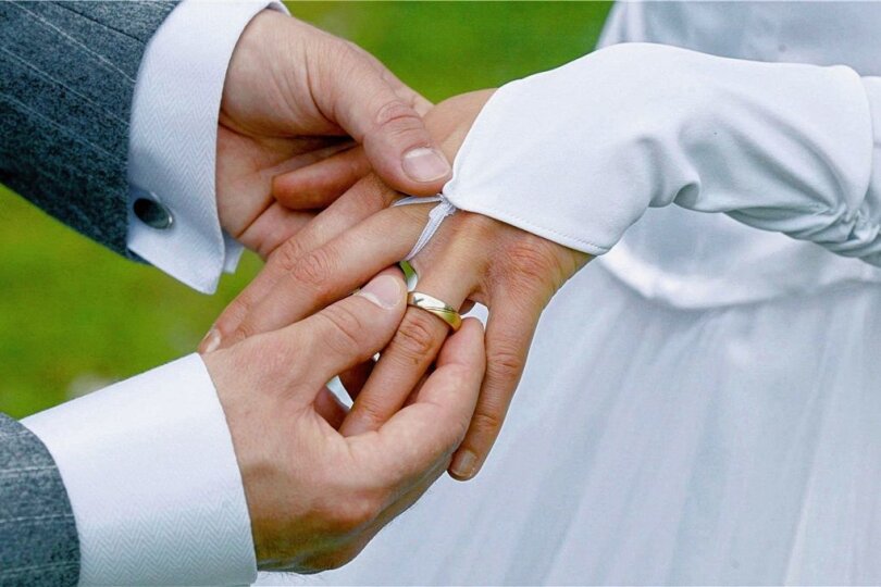 Ein Brautpaar steckt sich während der Trauung die Ringe an: Auf der Hochzeitsmesse in Stollberg gibt es nicht nur ringe, sondern auch Brautmoden - und jede Menge Tipps rund um das Thema Hochzeit. 