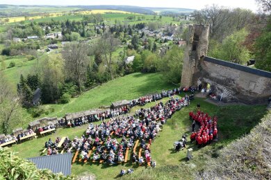 Der Bergsteigerchor Kurt Schlosser gastierte zum Auftakt der Veranstaltungssaison auf Burg Frauenstein zum Maifeiertag.Chorleiter Axel Langmann freute sich mit den knapp 60 Sängern über 400 Gäste.