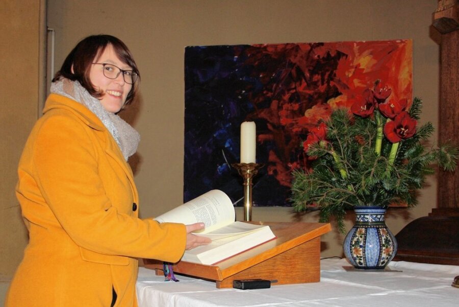 29-jährige Pfarrerin fühlt sich in Neukirchen schon Zuhause - Pfarrerin Jenny Beyer mit dem Gebetsbuch für den feierlichen Ordinationsgottesdienst und Kindergottesdienst am 4. Advent. 