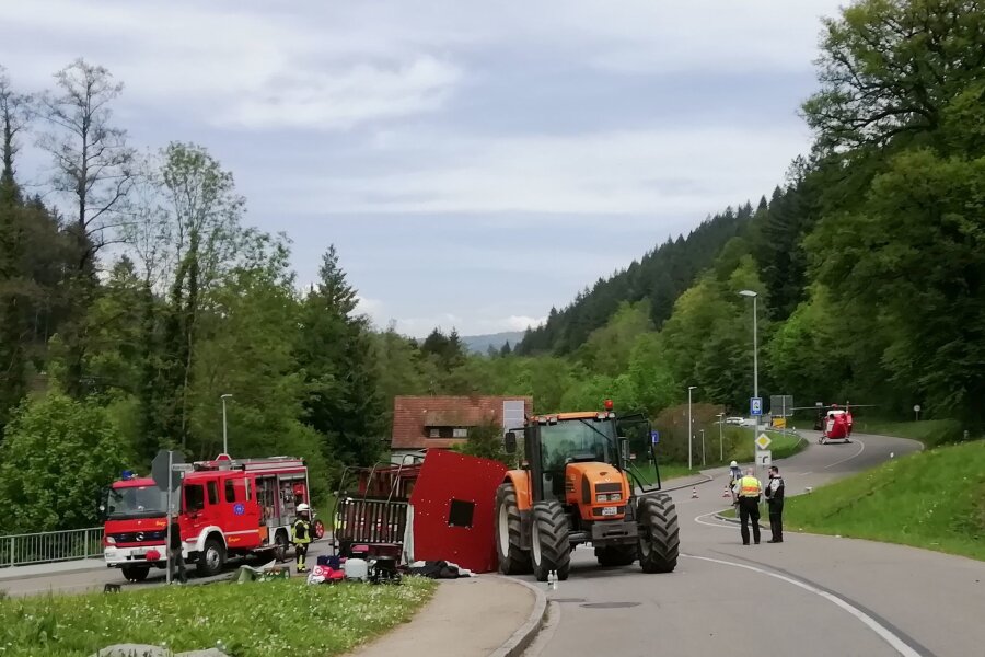 29 Verletzte bei Maiwagen-Unfall in Südbaden - Unfall mit Maiwagen: Rettungskräfte neben dem umgestürzten Maiwagen in Kandern.
